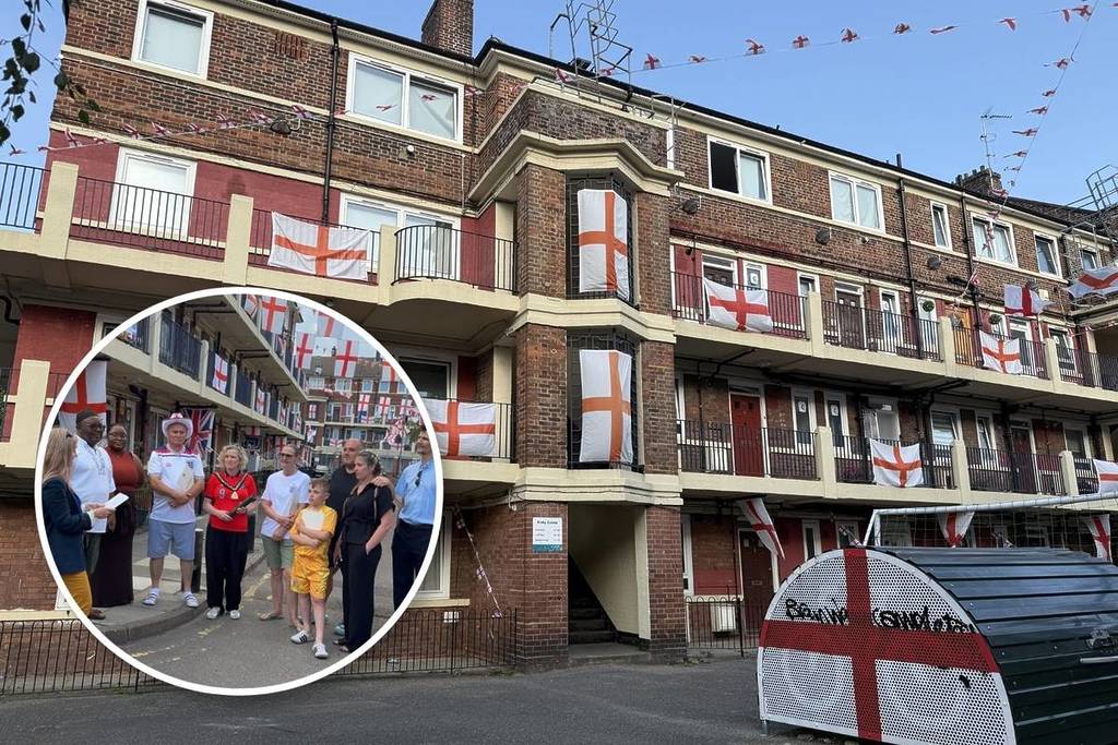 Daran hingen eine Backsteinsiedlung mit englischen Flaggen und ein kleiner Kreis, der ein weiteres Bild einer vielfältigen Gruppe von Menschen zeigt, die vor englischen Flaggen stehen