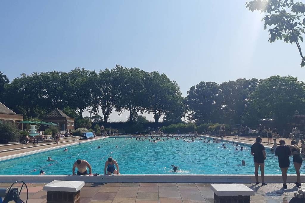 Dieses Art-Déco-Strandbad aus den 1930er Jahren, nur 26 Minuten von London entfernt, wurde einer umfassenden Renovierung unterzogen – mit einem beheizten 50-Meter-Pool und einer sonnenverwöhnten Terrasse dank einer herzerwärmenden Spende