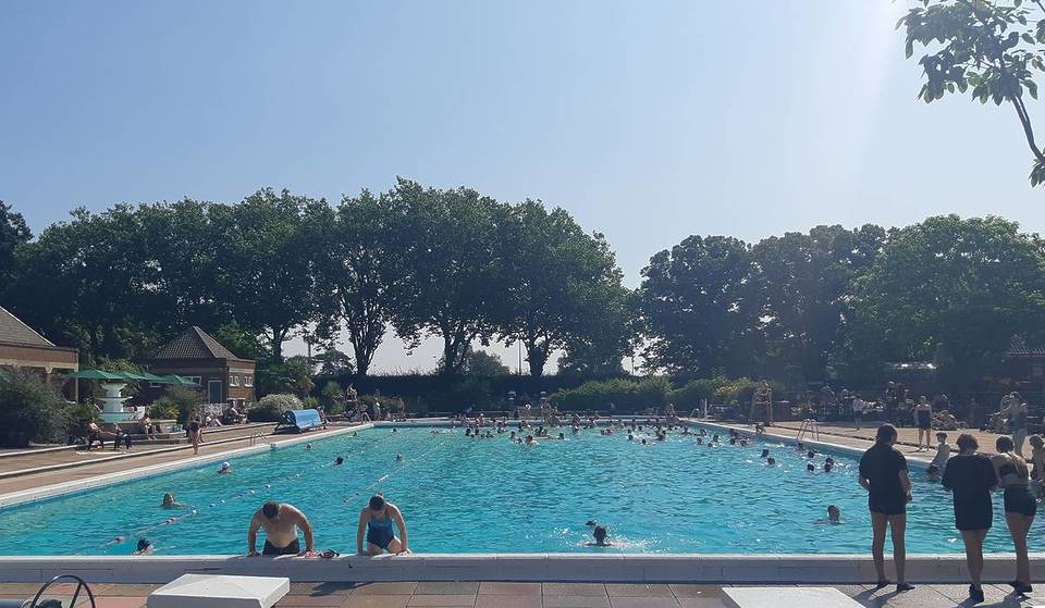 Questo lido in stile Art Déco degli anni ’30, a soli 26 minuti da Londra, ha subito un importante restauro: ora vanta una piscina riscaldata di 50 metri e una terrazza soleggiata, grazie a una commovente donazione testamentaria