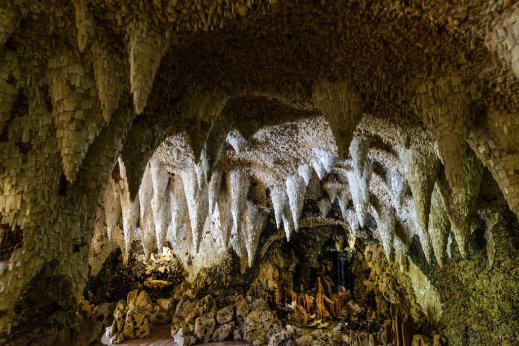 Stalaktiten und Steine ​​in einer künstlichen Kristallgrotte