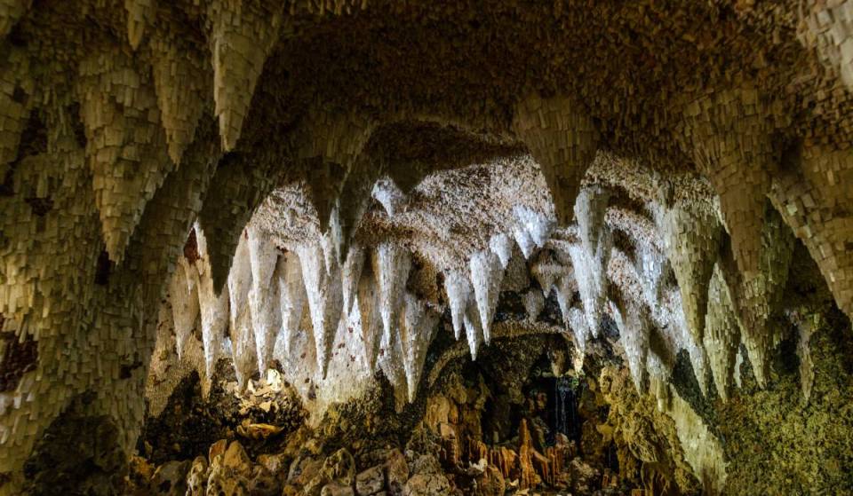 Il y a une grotte de cristal magique cachée aux portes de Londres, nichée dans un parc qui abrite aussi un lac, une tour gothique, un amphithéâtre et bien plus encore