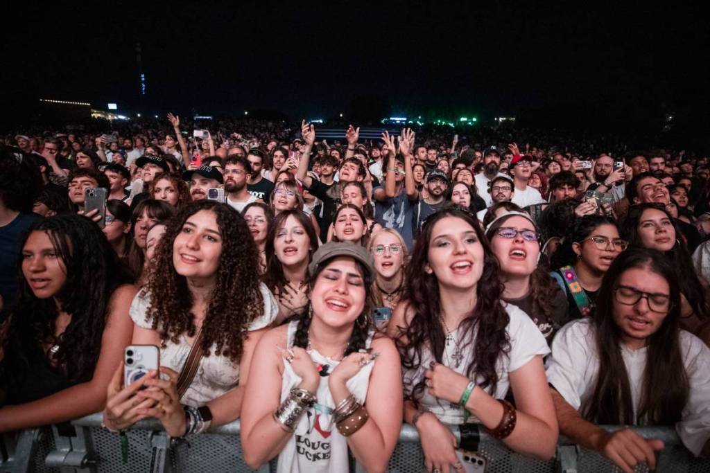 I visitatori del festival Primavera Sound Porto esultano tra la folla