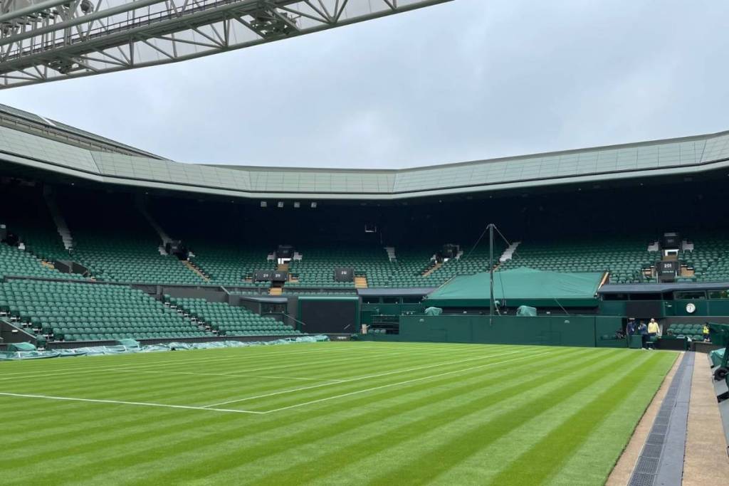 La pista central de Wimbledon, con su césped de rayas verdes brillantes y las gradas verdes vacías al fondo