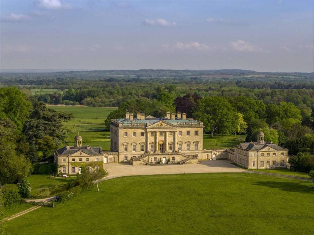 Zum ersten Mal seit 54 Jahren steht eines der prächtigsten Herrenhäuser Großbritanniens zum Verkauf. Es verfügt über 17 Schlafzimmer, 36 Fuß hohe Decken, einen 29 Hektar großen Garten mit Blick auf die Chiltern Hills – und sogar König Charles hat es besucht