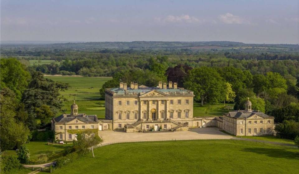 Eines der prächtigsten Anwesen Großbritanniens steht zum ersten Mal seit 54 Jahren zum Verkauf – mit 17 Schlafzimmern, 36 Fuß hohen Decken, einem 29-Acre-Garten mit Blick auf die Chiltern Hills – und sogar König Charles war schon zu Besuch