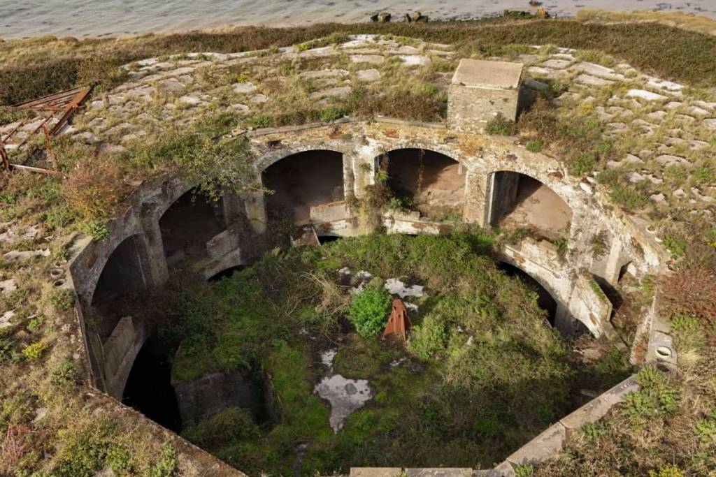 les intérieurs du fort abandonné de Darnet