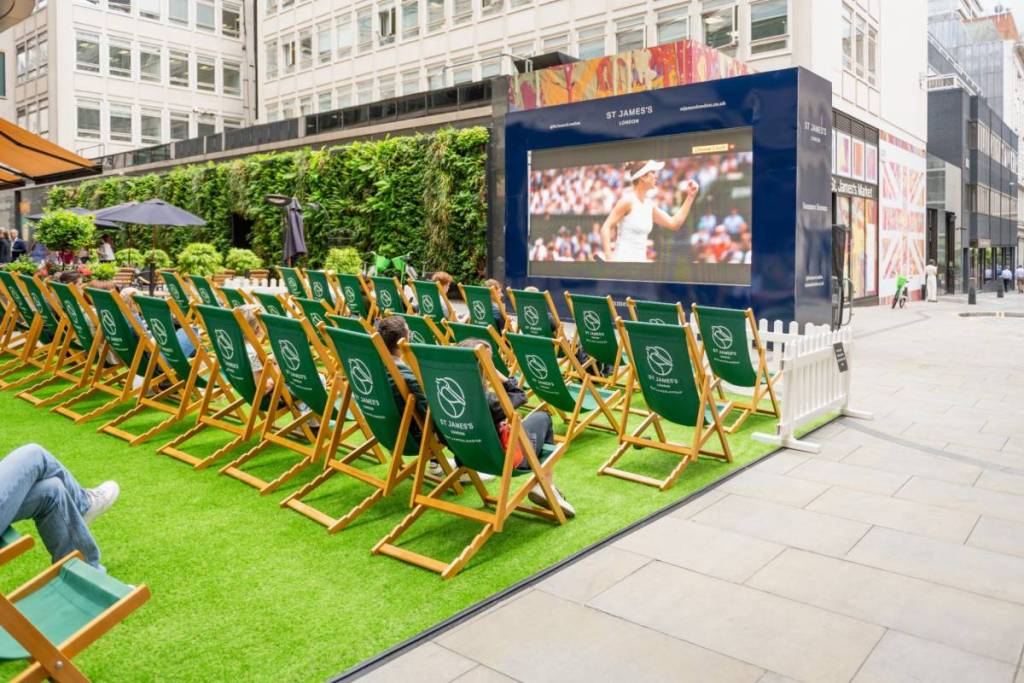 Nas espreguiçadeiras de Wimbledon, com vista para St James