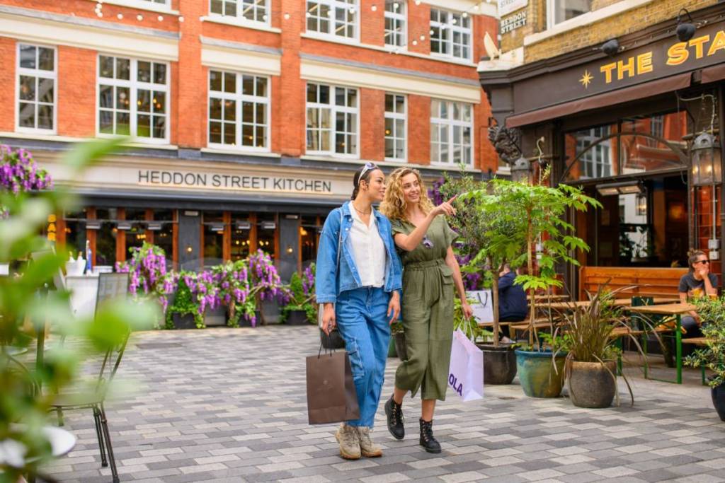 pessoas a passear na Hendon Square 