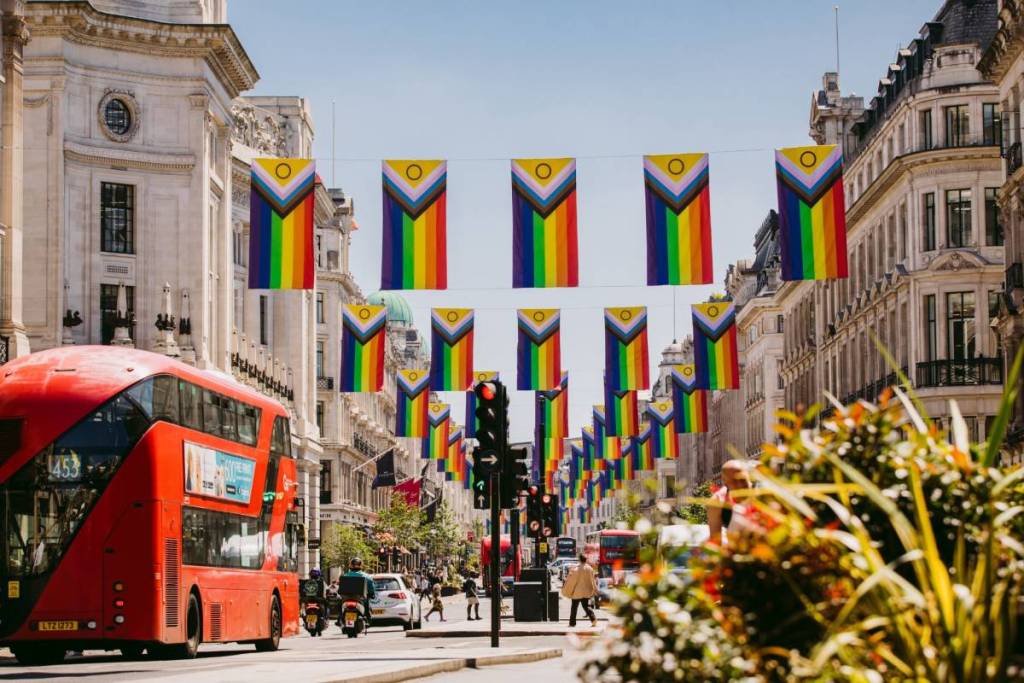 Regent Street St James Bandeiras do Orgulho de Verão