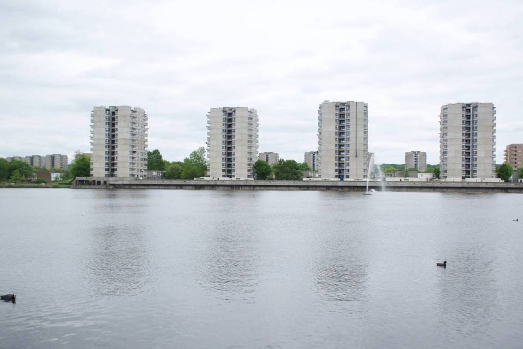 Brutalistische Architektur spiegelt sich im See Thamesmead wider