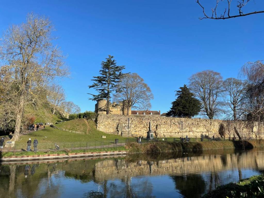 La vista sul fiume Medway dalla chiesa di All Saints nella città di Maidstone, nel Kent, Regno Unito