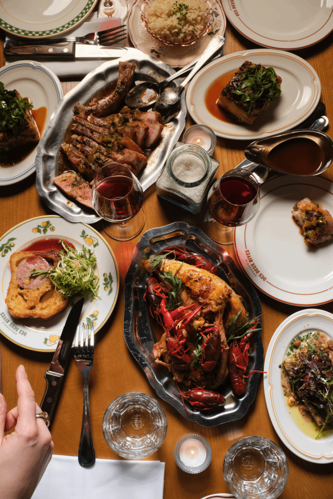 une table débordant de plats de bistrot français