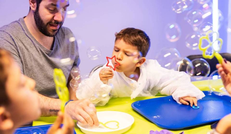 Tout juste arrivé à Londres : cet atelier scientifique interactif et adapté aux enfants mêle apprentissage et rigolade — avec des tours de bulles, du slime personnalisé et aucun nettoyage à faire