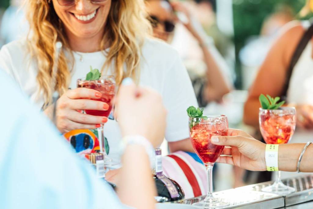 des gens avec des cocktails à la main par une journée ensoleillée