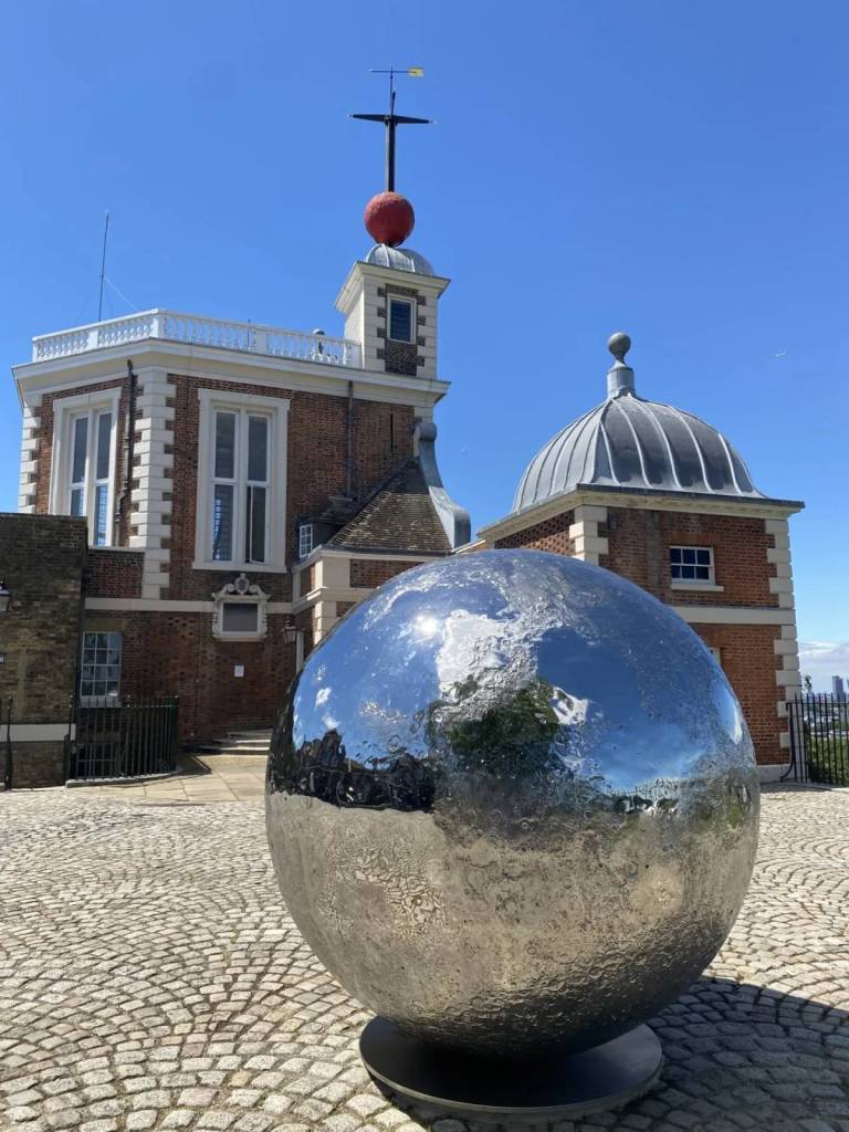 een spiegelende maansculptuur voor het Koninklijk Observatorium in Greenwich