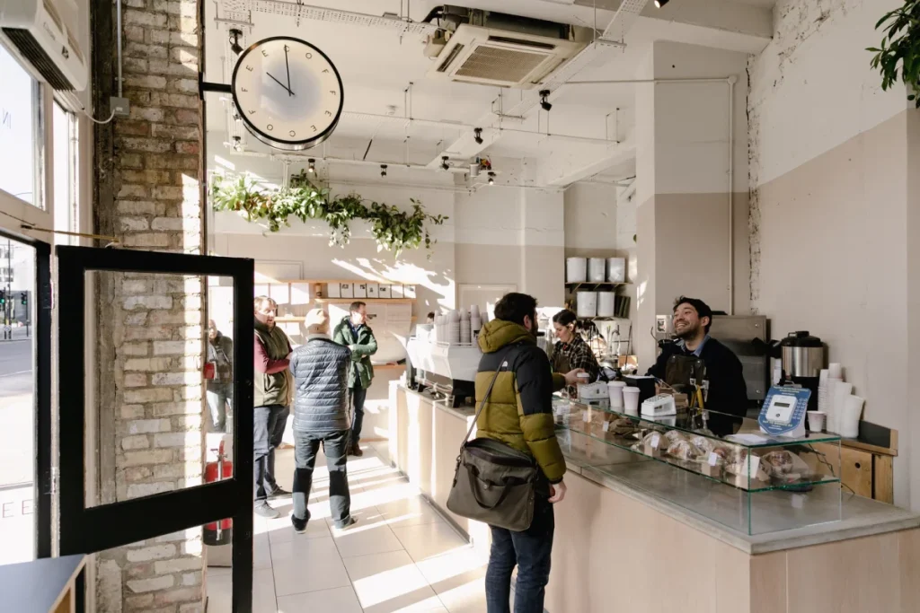 Menschen, die in einem Café bestellen und servieren