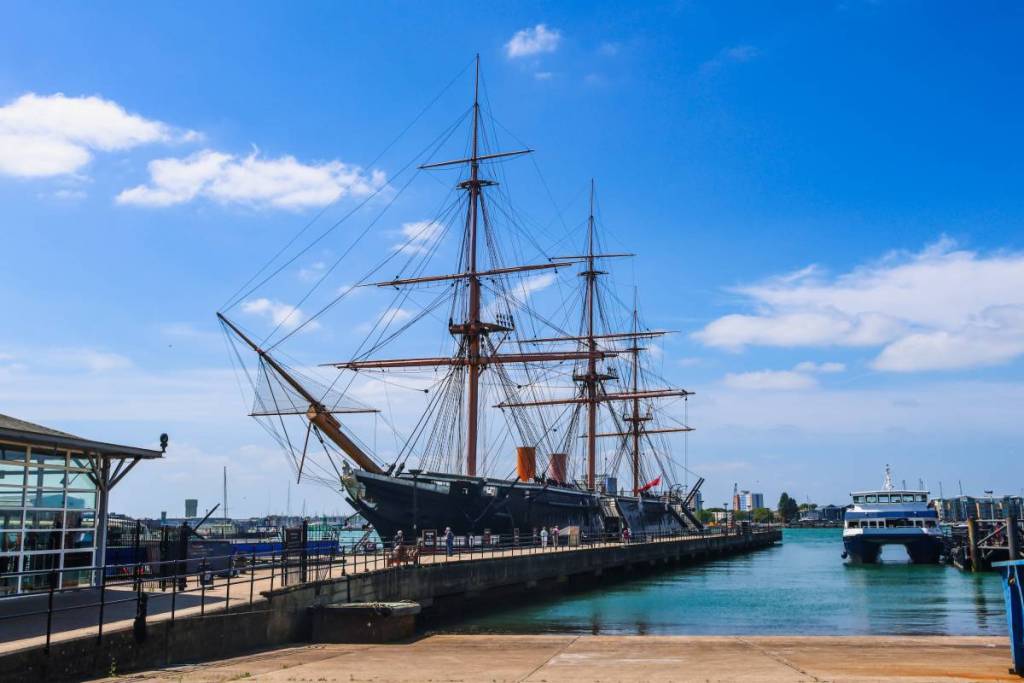 Nur 90 Minuten von London entfernt macht die älteste Werft Großbritanniens ihre legendären Kriegsschiffe der Öffentlichkeit zugänglich – darunter das gesunkene Tudor-Flaggschiff Heinrichs VIII. aus dem Jahr 1545, das älteste in Dienst gestellte Kriegsschiff der Welt und ein umfangreiches Naturschutzprojekt