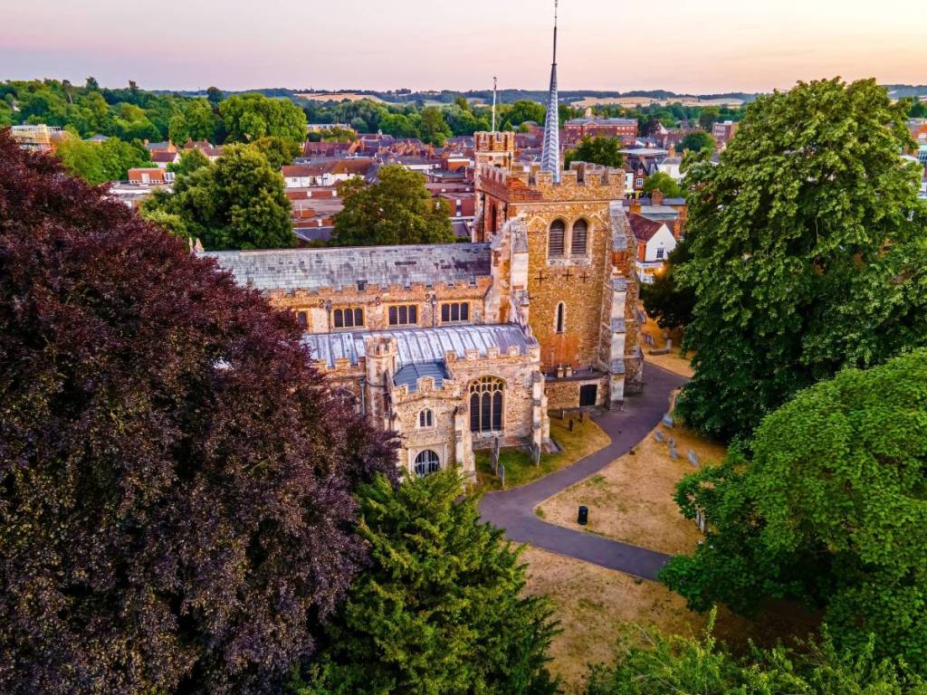 Eine Luftaufnahme einer mittelalterlichen Kirche in Hitchin