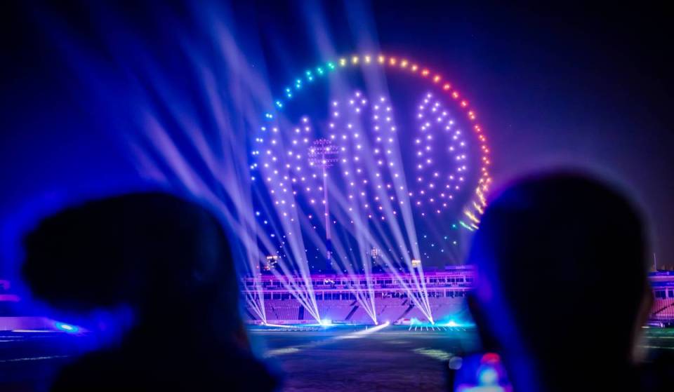 À seulement une heure de Londres, ces finalistes de Britain’s Got Talent t’invitent à un spectacle lumineux de drones digne du « golden buzzer ».
