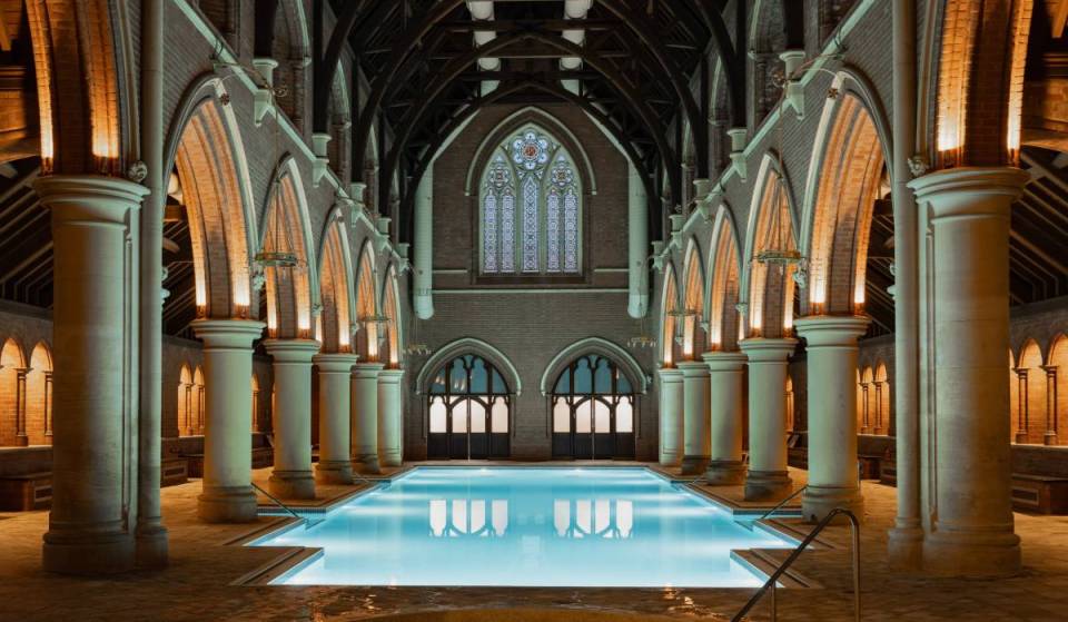 In dieser denkmalgeschützten, umgebauten Kirche im Osten Londons verbirgt sich ein spektakuläres Schwimmbad – und Besucher können unter 130 Jahre alten Gewölbedecken und historischen Buntglasfenstern schwimmen