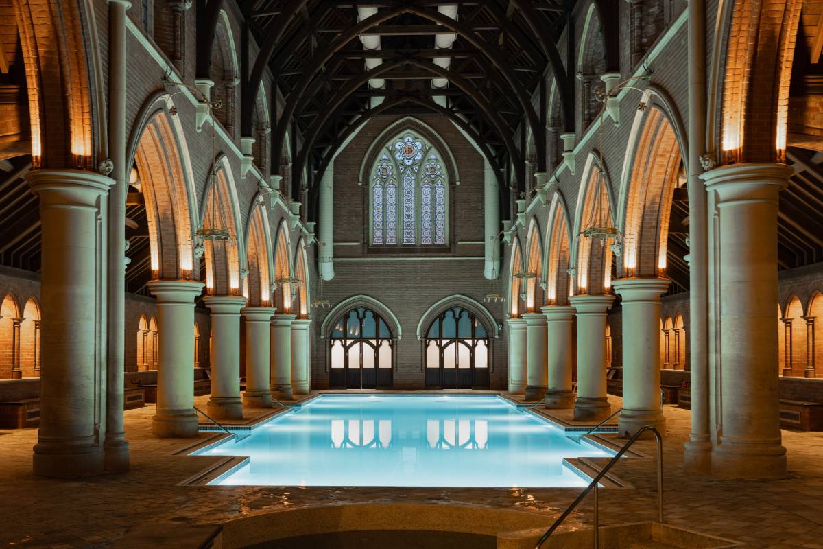 In dieser denkmalgeschützten umgebauten Kirche im Osten Londons verbirgt sich ein spektakulärer Swimmingpool