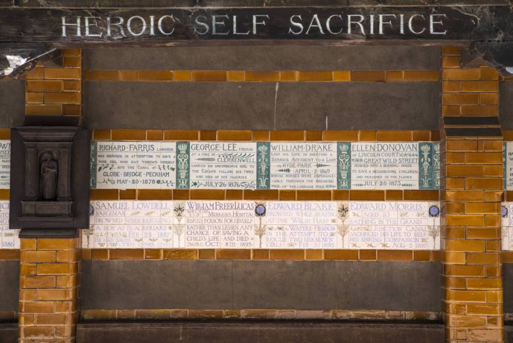 Placas en el Monumento al Sacrificio Heroico, situado en Postmans Park, en Londres