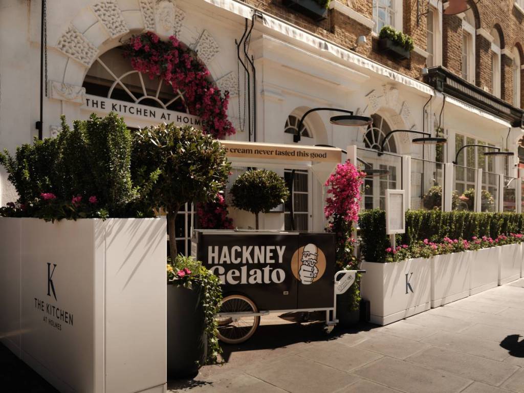 Ein Gelato-Dreirad mit der Aufschrift „Hackney Gelato“, das vor einem Restaurant geparkt ist