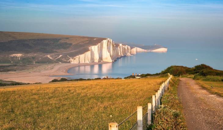 Este rincón costero secreto ha sido nombrado una de las mejores playas del Reino Unido: cuenta con las vistas más impresionantes de los acantilados de Seven Sisters y está a solo 2 horas de Londres