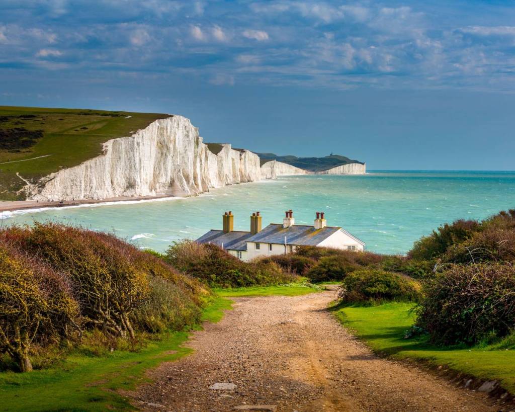 Una vista de los acantilados de las Siete Hermanas y las emblemáticas casitas de los guardacostas en Cuckmere Haven