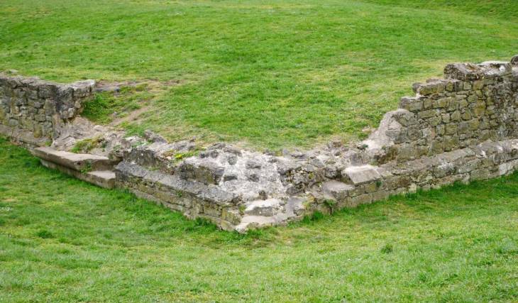 Aquí, en Londres, puedes ver las ruinas de una antigua mansión real del siglo XIV, y está a la vista de todos, justo al lado del Támesis.
