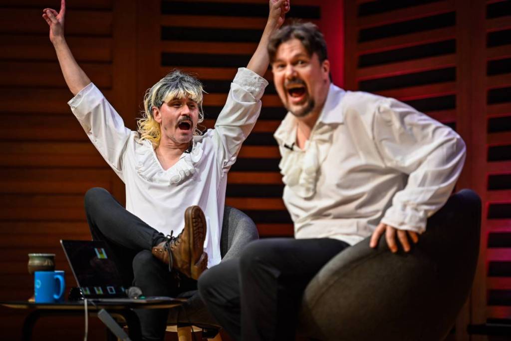 dos tíos haciendo el tonto y armando jaleo en el escenario