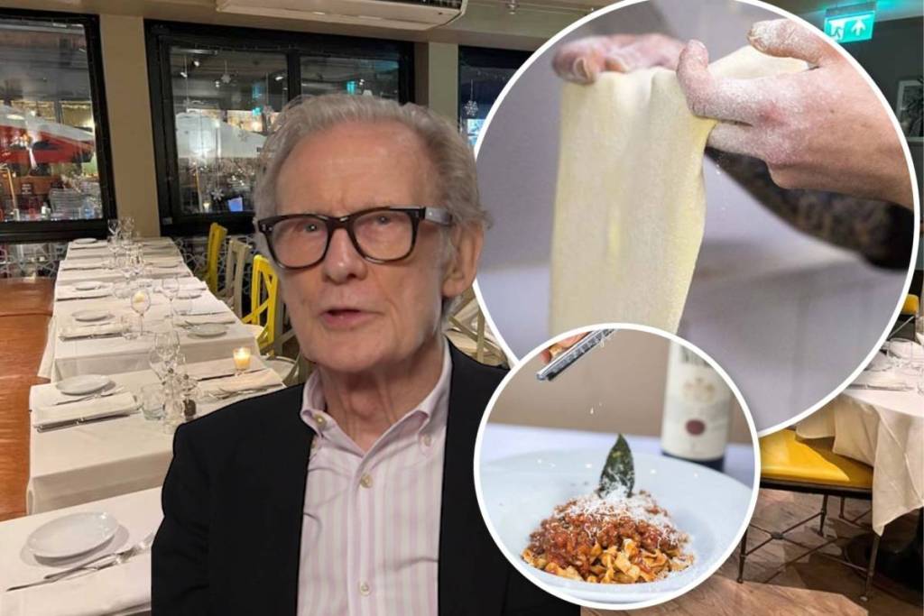 Bill Nighy, ein älterer Mann mit einer schwarz gerahmten Brille und zwei Kreisen, einer mit gerollten Nudeln und einer mit einem Nudelgericht auf dem Bild eines gemütlichen Restaurants.