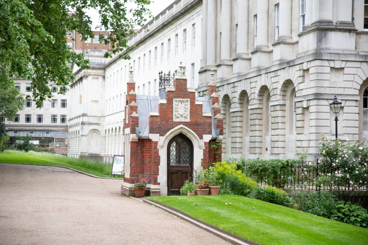 Diese historische Hütte in Holborn ist das kleinste denkmalgeschützte Gebäude der Stadt Diese historische Hütte in Holborn ist das kleinste denkmalgeschützte Gebäude der Stadt