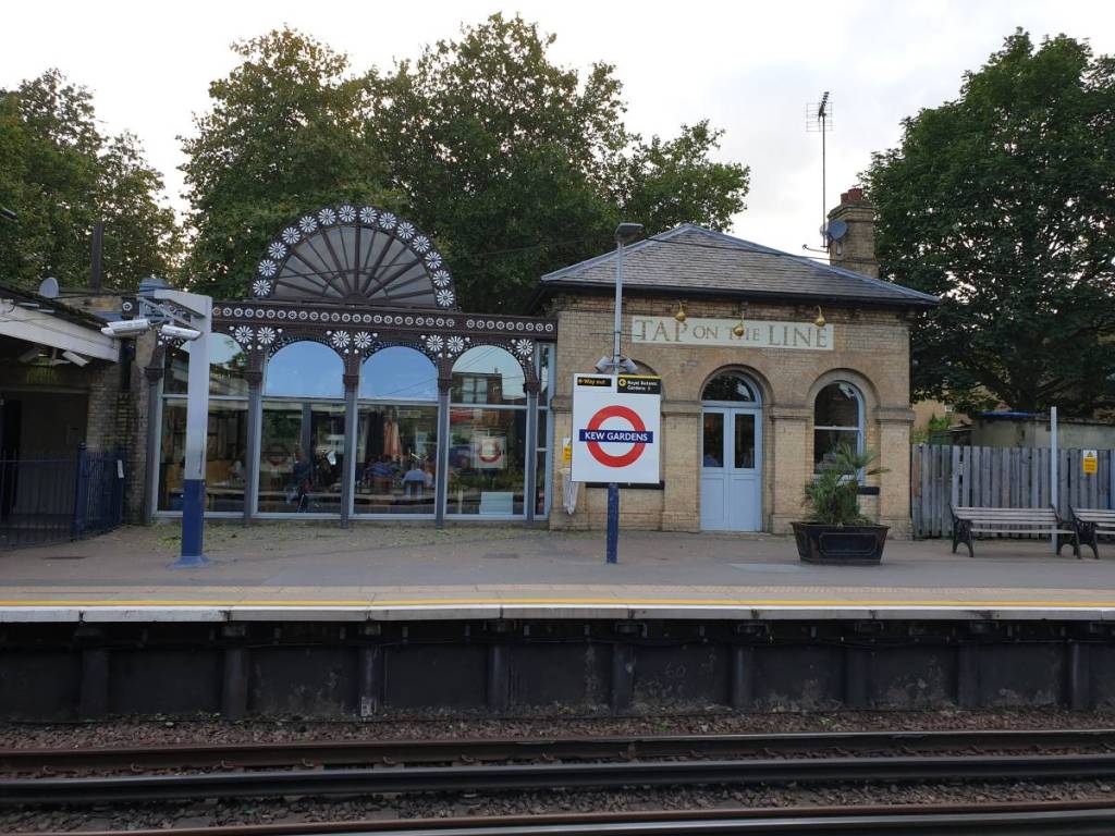 Bahnsteig Kew Gardens mit einem Pub-Eingang auf dem Bahnsteig