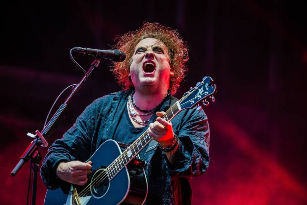 Robert Smith, dos The Cure, a atuar ao vivo