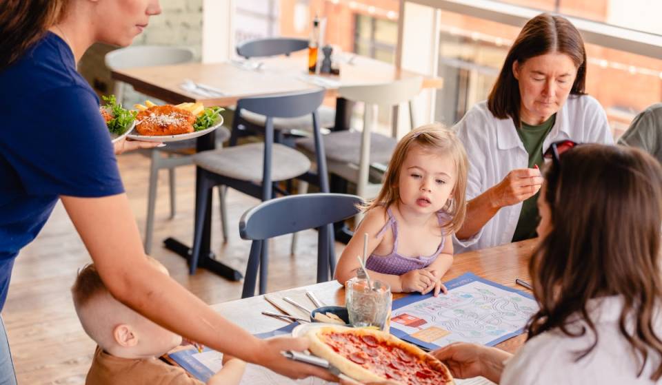 Estos son todos los sitios donde los niños pueden comer gratis durante las vacaciones de verano: desde las pizzerías favoritas de la familia hasta restaurantes indios, cafeterías locales y mucho más