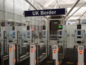 Los aeropuertos del Reino Unido han introducido un cambio importante con las nuevas normas sobre las puertas electrónicas: la nueva norma sobre pasaportes que permitirá a las familias pasar los controles fronterizos mucho más rápido este verano