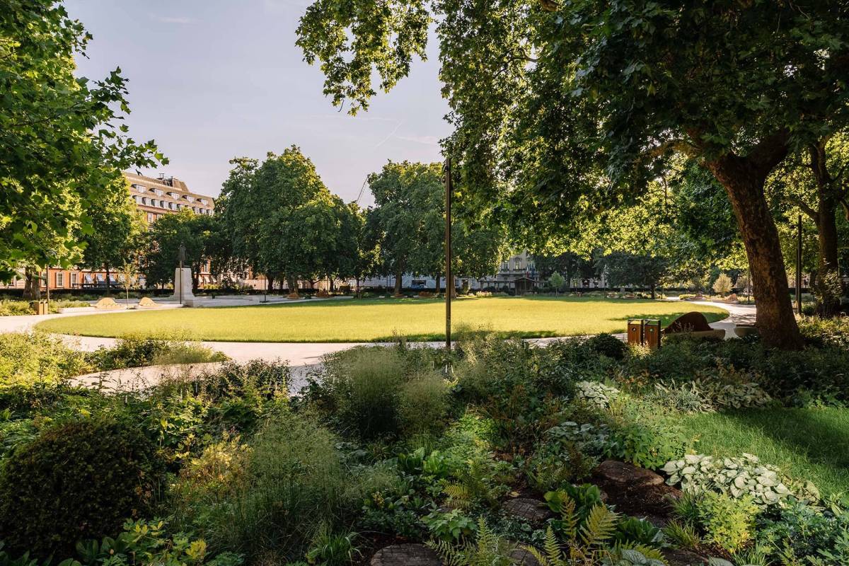 Einer der größten und ältesten Gartenplätze Londons wird nächste Woche nach einer 25 Millionen Pfund teuren Renovierung wieder für die Öffentlichkeit zugänglich sein Einer der größten und ältesten Gartenplätze Londons wird nächste Woche nach einer 25 Millionen Pfund teuren Renovierung wieder für die Öffentlichkeit zugänglich sein