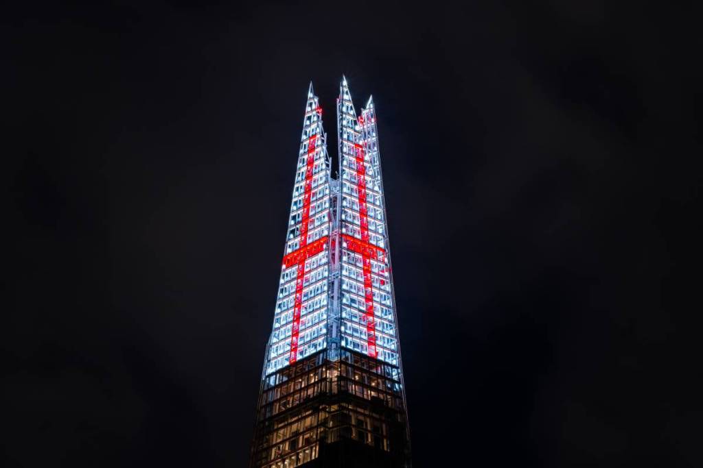 Die Spitze des Shard ist mit dem St.-Georgs-Kreuz beleuchtet
