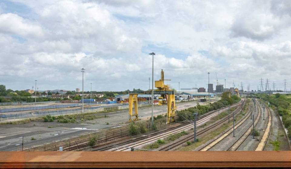 Começaram oficialmente os trabalhos para transformar um terreno de 40 acres no leste de Londres na «porta de entrada da Grã-Bretanha para o transporte ferroviário de mercadorias europeu»