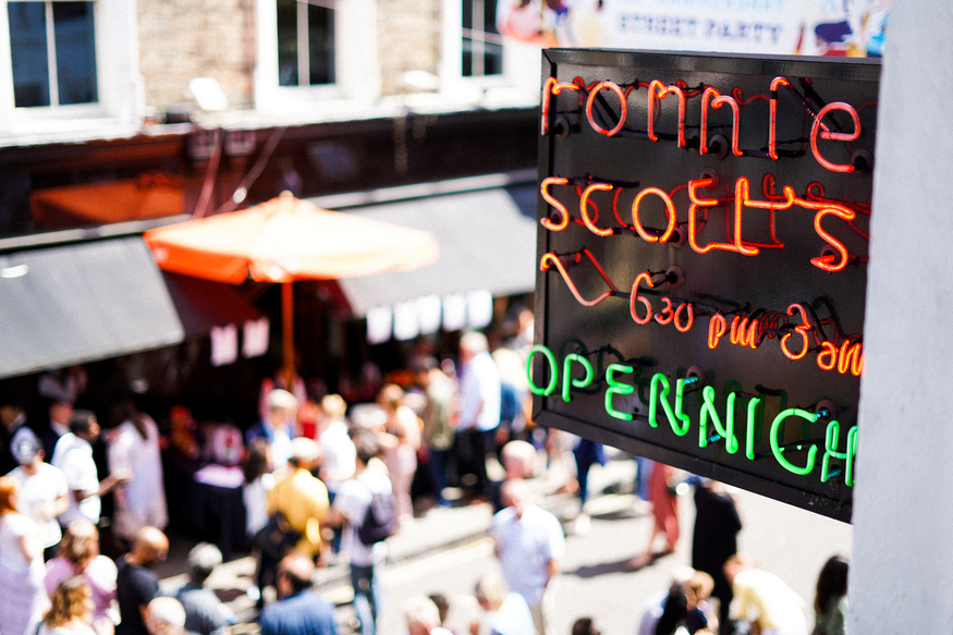Das Ronnie-Scott’s-Schild, vor dem sich die Leute auf der Straße drängen