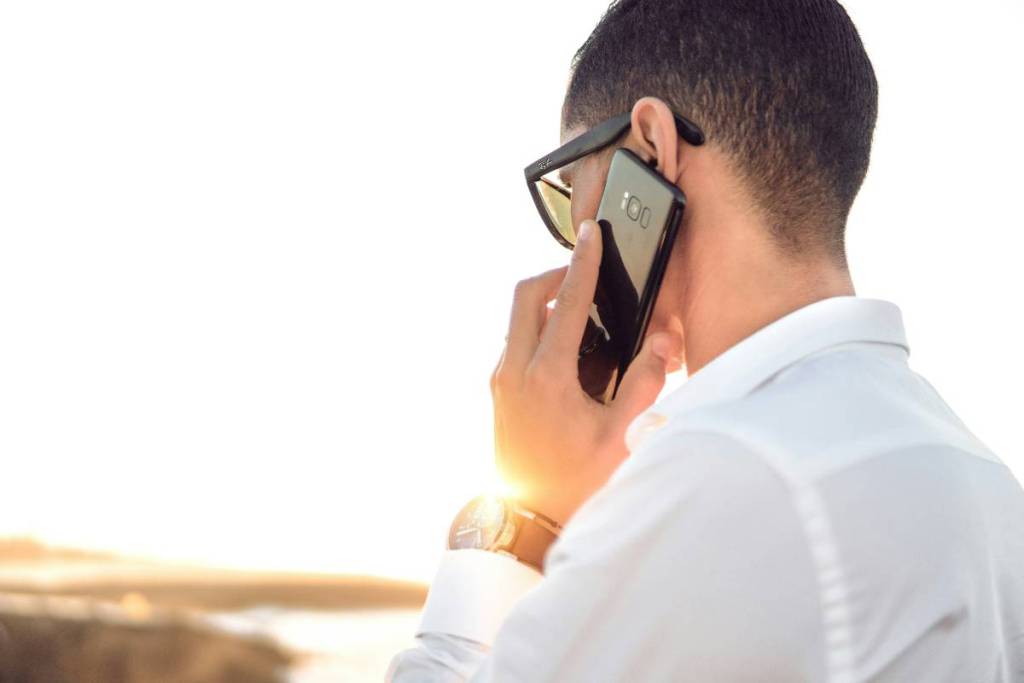 homme utilisant un téléphone portable