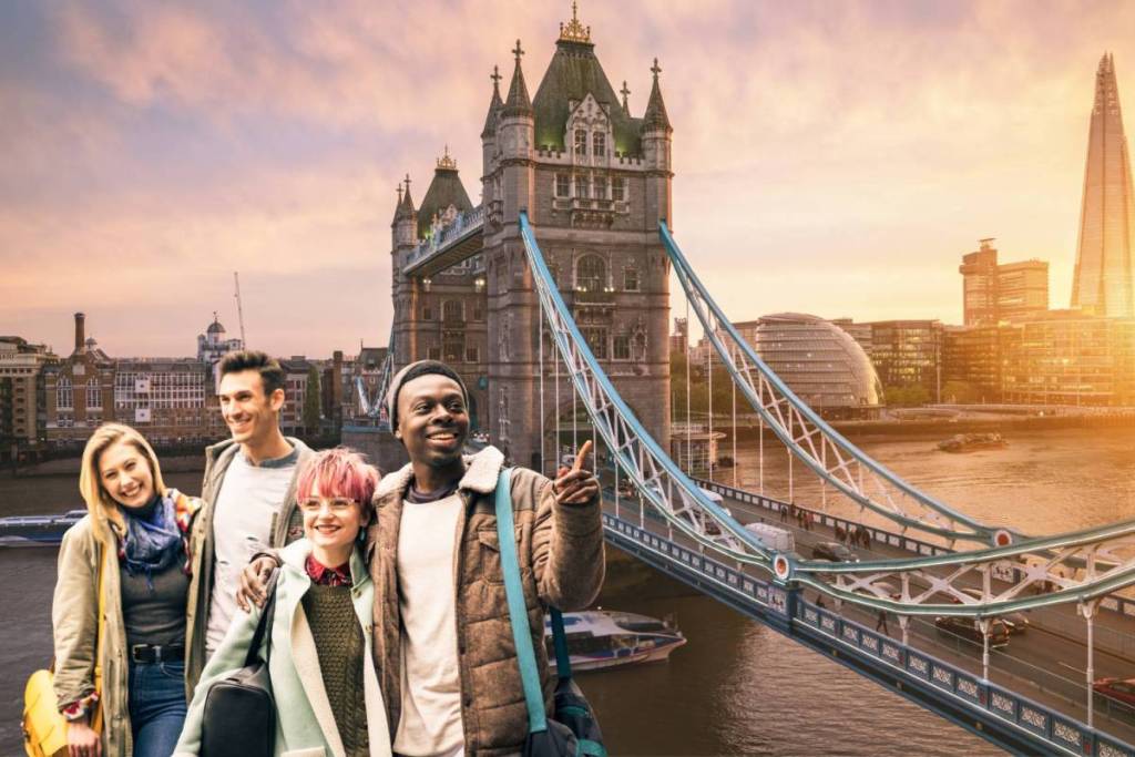 ein Foto der Tower Bridge in der Abenddämmerung, überlagert mit einem Bild lächelnder Freunde