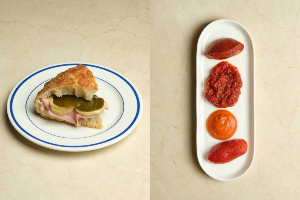 un’immagine a schermo diviso con un panino a forma di fetta di pizza farcito con impasto, sottaceti e prosciutto, e un piatto con quattro cucchiaiate di salsa di pomodoro