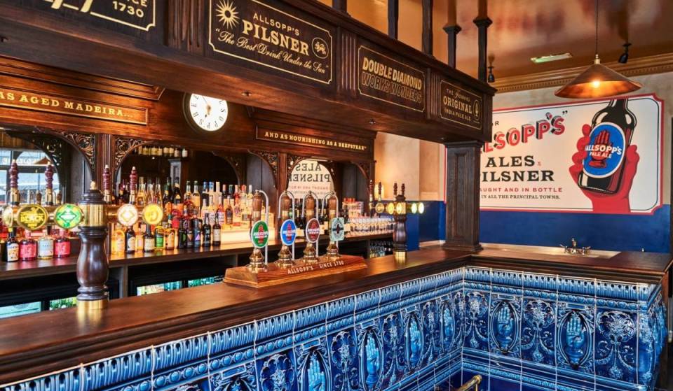 Deze kroeg in West-Londen is officieel een van de mooiste pubs van het Verenigd Koninkrijk – en binnen vind je vintage memorabilia, een felblauwe keramische barfront en een overvloed aan biergeschiedenis