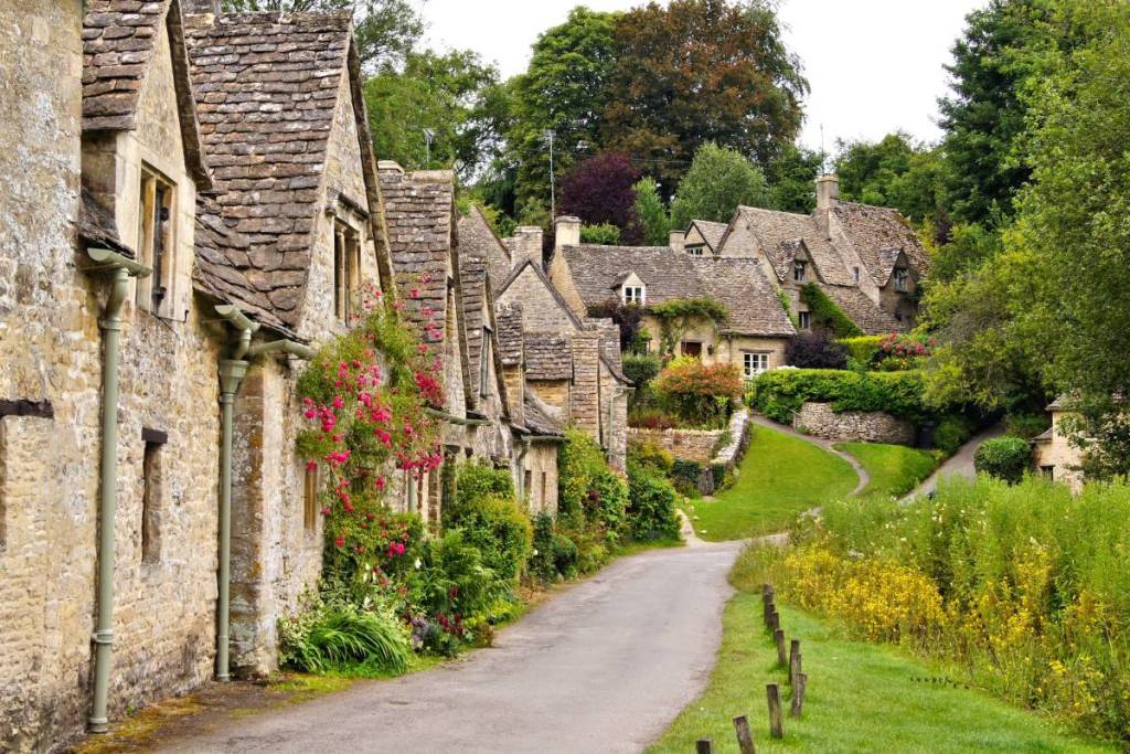 Uma fileira de casinhas históricas em Bibury