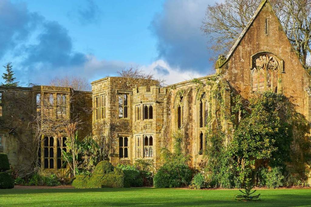 Die Ruinen eines alten Hauses in Nymans