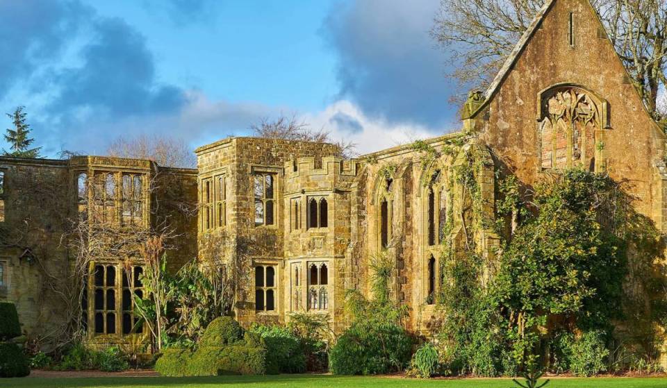 Questa tenuta di campagna in rovina del XIV secolo ospita un giardino stupendo con una delle collezioni di piante più impressionanti del Regno Unito – e si trova a meno di 90 minuti da Londra