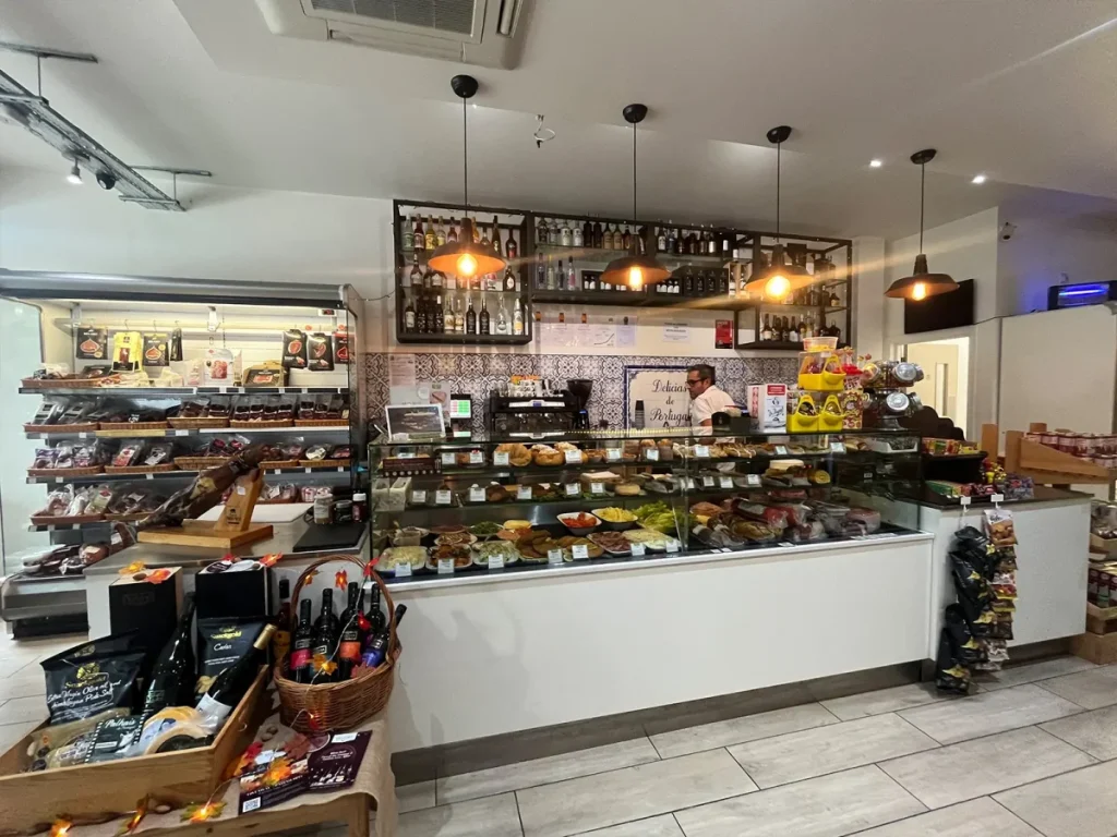 Un banco gastronomia che vende tantissimi prodotti portoghesi