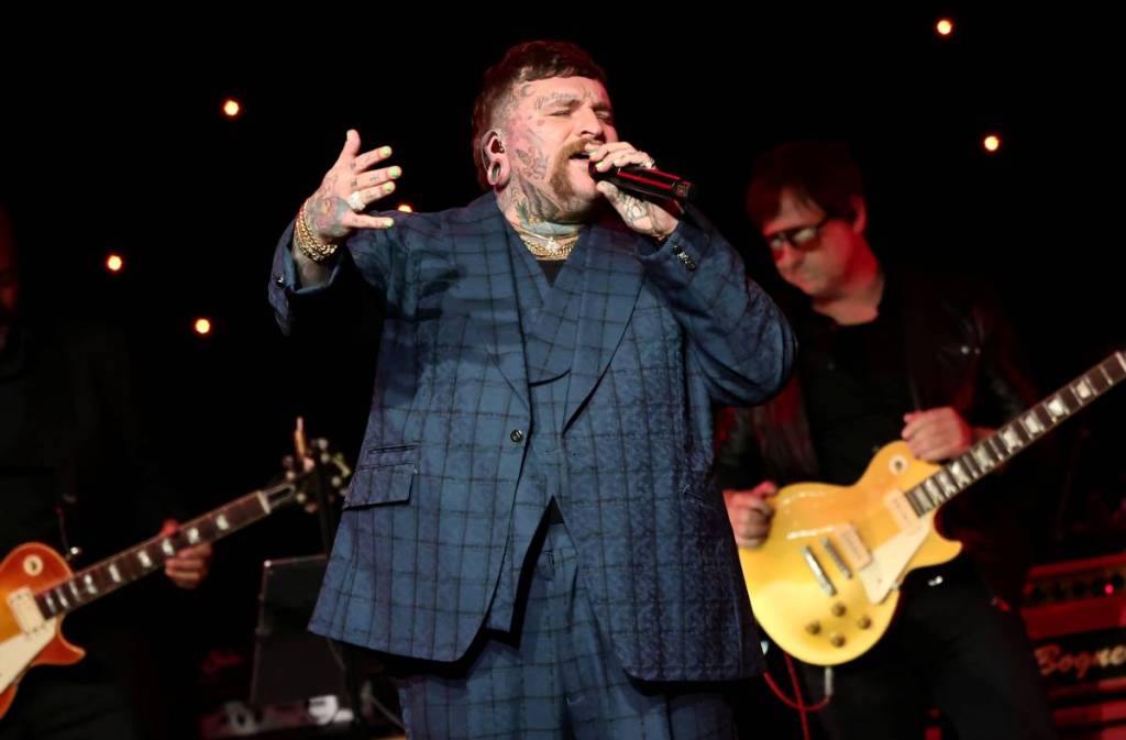 Teddy Swims tritt bei der GRAMMY Hall of Fame Gala auf